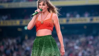 TAYLOR SWIFT PERFORMING IN DUBLIN.